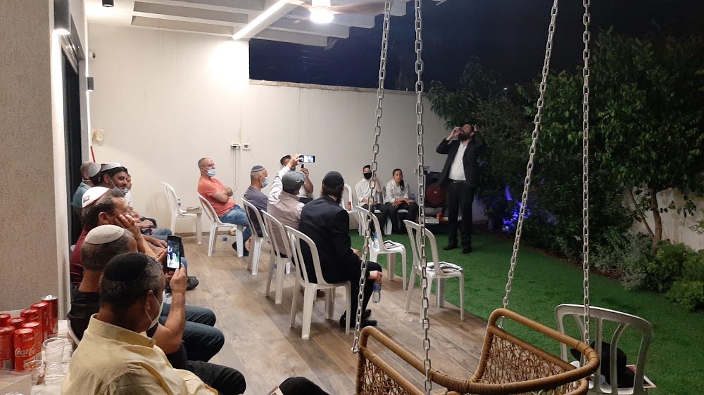 קהל יושב במפגש בחוץ