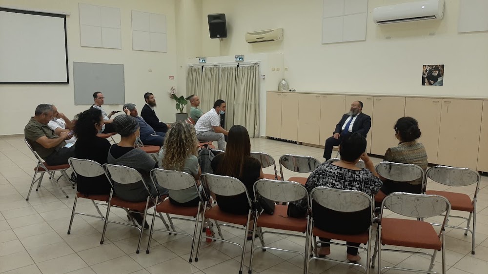 קהל יושב במפגש פנים