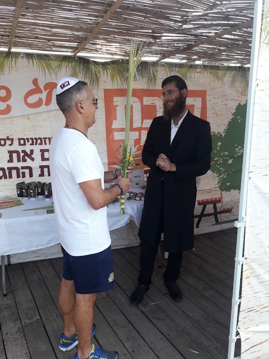 שני אנשים משוחחים בחוץ